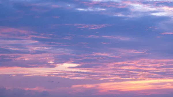 Coucher Soleil Dramatique Avec Une Belle Couche Nuages Violet Pastel — Photo