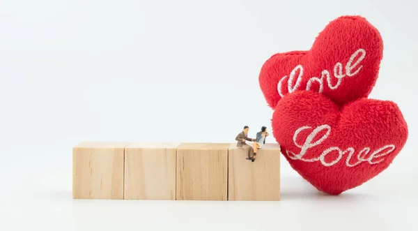 Pareja Miniatura Sentarse Blanco Cúbico Madera Con Hermoso Corazón Rojo —  Fotos de Stock