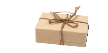 Kahverengi geri dönüştürülmüş kağıt ve ip ile hediye paketi kırpma yolu ile beyaz üzerinde izole