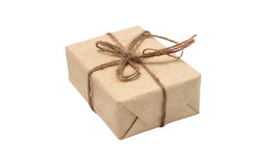 Kahverengi geri dönüştürülmüş kağıt ve ip ile hediye paketi kırpma yolu ile beyaz üzerinde izole