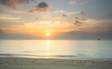 Güzel tropik plaj günbatımı dramatik mavi gökyüzü turuncu bulutlar arka plan