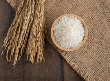 Çuval bezinde ahşap kase içinde yasemin pilavı, fotokopi alanı olan çuval bezi masa arkaplanı, üst manzara.