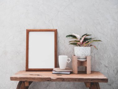 Tik ağacı resim çerçevesi, kahve fincanı maketi ve modern beyaz ve siyah seramik kapta modern beyaz ve siyah seramik konteynır içinde Aglaonema ev bitkisi ürünler için arka planda çimento duvar ve ürün alanı