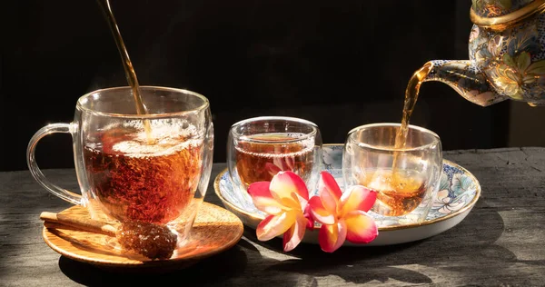 Despejando Xícara Vidro Chá Acabado Fazer Com Flor Plumeria Pau — Fotografia de Stock