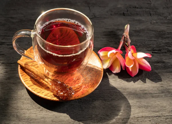 Xícara Xícara Vidro Chá Fresco Com Flor Plumeria Pau Açúcar — Fotografia de Stock