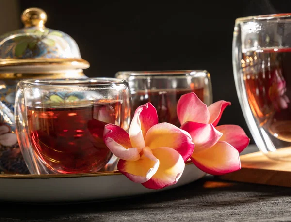 Coupe Verre Thé Fraîchement Infusé Avec Plumeria Fleur Bouilloire Traditionnelle — Photo