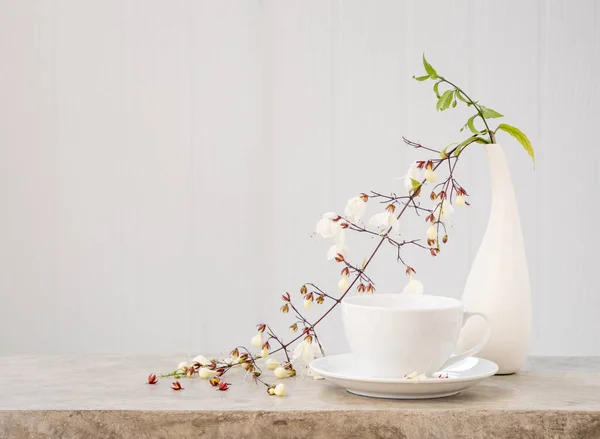 Taza Café Hermosa Flor Clerodendron Asintiendo Florero Moderno Establecido Mesa — Foto de Stock