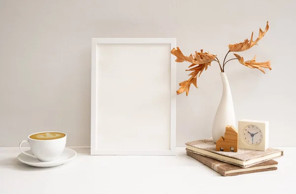 Arbeitsplatz Mit Plakatrahmen Attrappe Aus Weißem Holz Kaffeetasse Philodendron Getrocknetem — Stockfoto