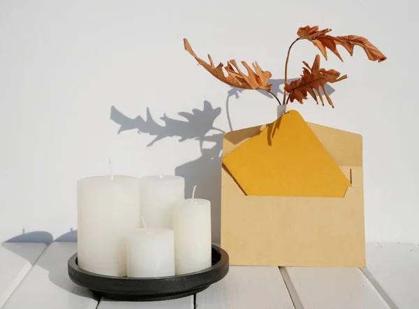 Grußkarte Attrappe Hochzeit Schreibwaren Einladung Handwerk Umschlag Philodendron Getrockneten Blatt — Stockfoto