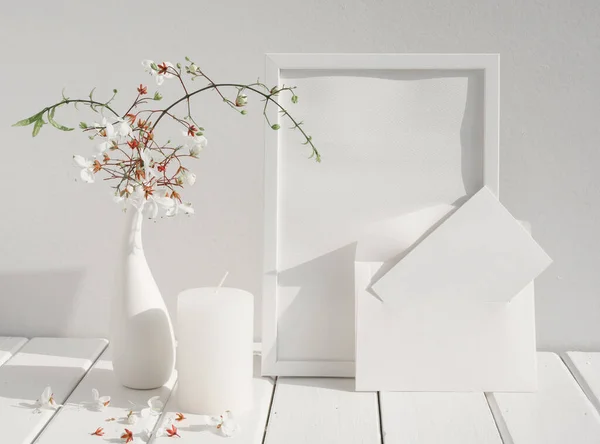 Mock Weiße Einladungskarte Plakatrahmen Kerze Und Schöne Nicken Clerodendron Blumen — Stockfoto