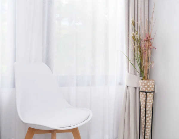 과부드러운 파스텔 거실에 세워진 현대식흰 — 스톡 사진