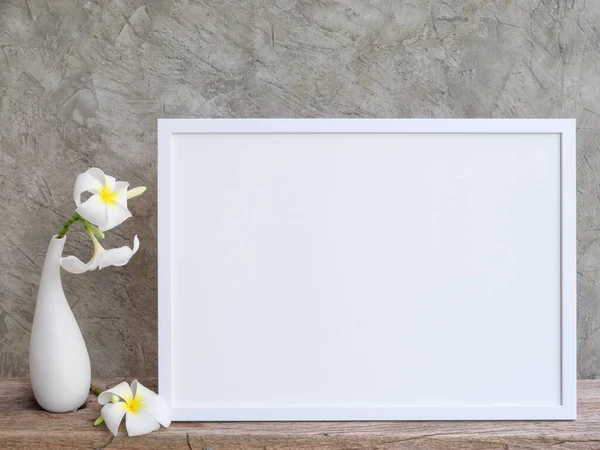 Плакат Белый Рамка Красивые Plumeria Frangipani Тропических Цветов Современной Белой — стоковое фото