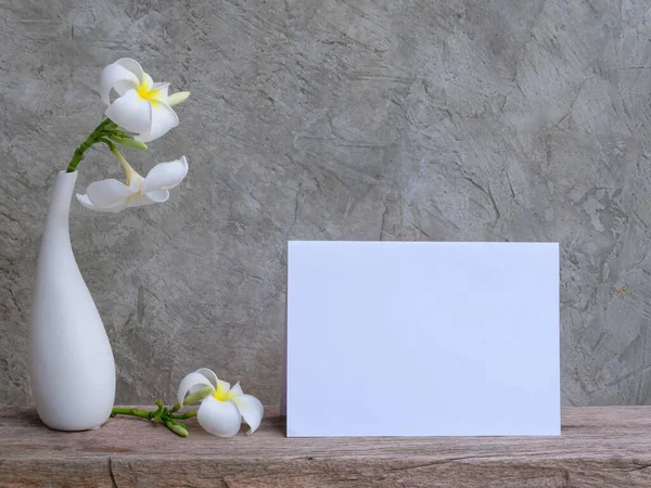 Mock Inbjudan Kort Och Vackra Vita Plumeria Blommor Modern Vas — Stockfoto