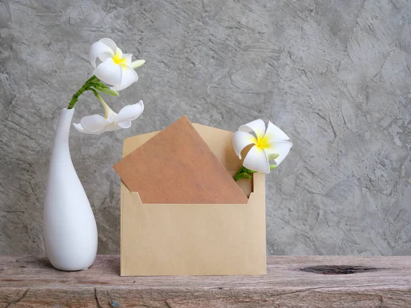 Модели Приглашения Коричневая Карточка Красивые Цветы Plumeria Современной Белой Вазе — стоковое фото