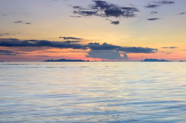 Panoramik dramatik günbatımı gökyüzü ve alacakaranlıkta tropikal deniz