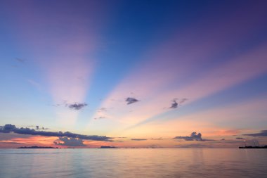 Crepuscular ray ve tropikal ile panoramik dramatik günbatımı gökyüzü 