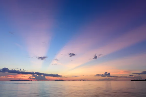 Céu panorâmico dramático do pôr do sol com raios crepusculares e tropicais — Fotografia de Stock