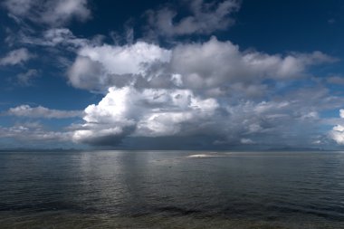 HDR büyük beyaz bulut ve mavi gökyüzü arka plan