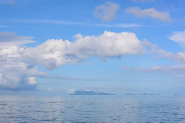 Літній морський пейзаж з зеленим островом і синім фоном неба — стокове фото