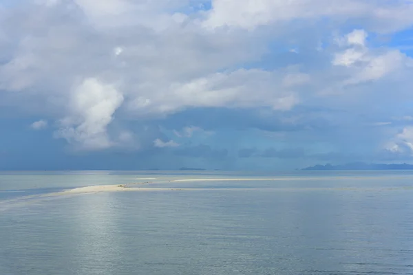Σύννεφο βροχής με φωτεινό μπλε θάλασσας και ουρανού φόντο — Φωτογραφία Αρχείου