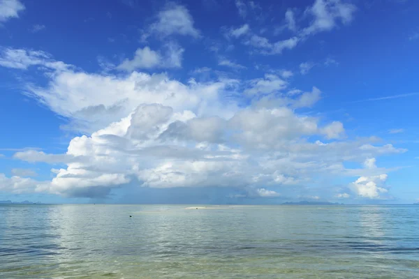 Yeşil ada ve mavi gökyüzü arka plan ile yaz deniz manzarası — Stok fotoğraf