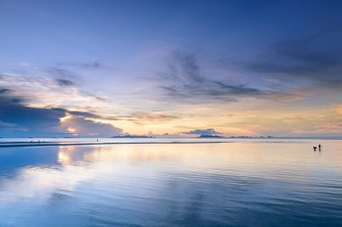 Dramatik ponoramic tropikal plaj gökyüzü günbatımı arka plan