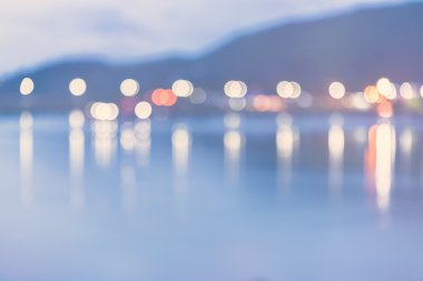 Deniz backg üzerinde yansıyan bokeh etkisi ile renkli şehir ışıkları