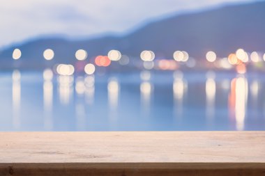 Deniz emty ahşap zemin ile üzerinde renkli bulanıklık bokeh gece ışıkları