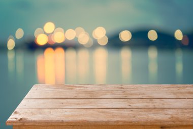 Deniz emty ahşap zemin ile üzerinde renkli bulanıklık bokeh gece ışıkları