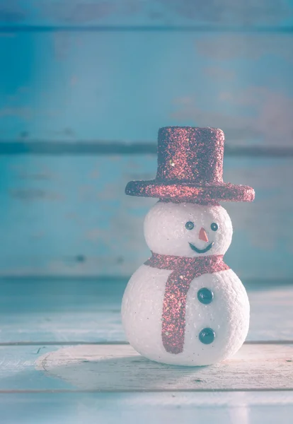 Bonhomme de neige de Noël décoré sur fond de bois bleu grunge — Photo