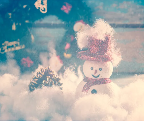 Рождественский снеговик и подарки украшены гранж синий деревянный спина — стоковое фото