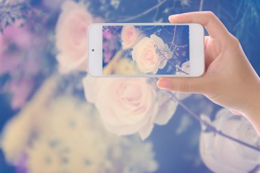 Vintage gül çiçek buket s Smartphone kullanarak ele fotoğraflandı