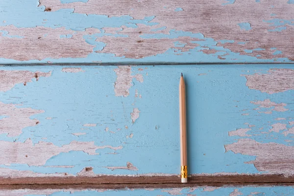 Pohled shora pracovní prostor hnědá tužka na staré modré dřevo stůl poz — Stock fotografie