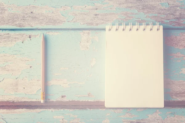 Ovanifrån arbete utrymme notebook och brun penna på grunge blue wo — Stockfoto
