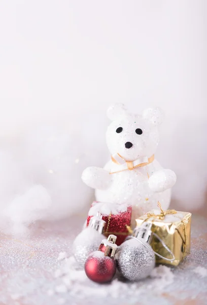 Boules de Noël brillantes et ours mignon sur fond de neige — Photo