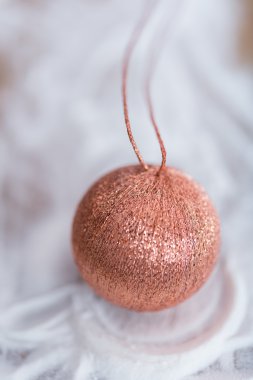 Kar arka plan üzerinde parlak Noel topları