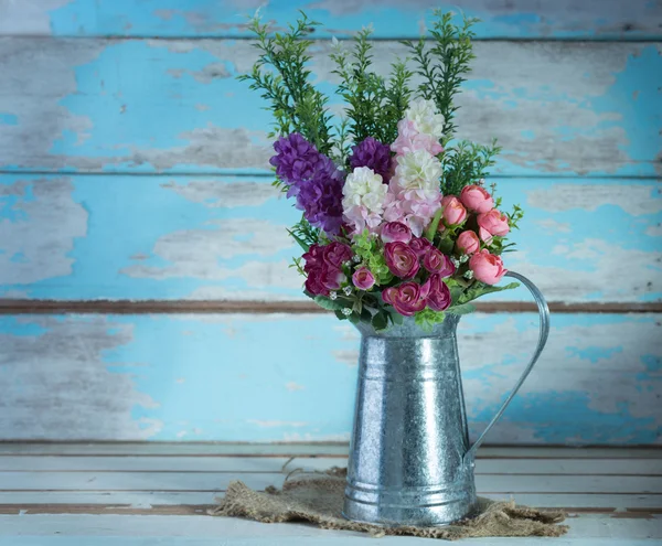 Un ramo de flores de rosas artificiales en galvanizar puede establecer en ret — Foto de Stock