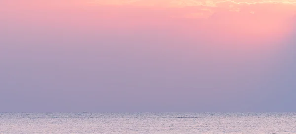 파노라마 극적인 파스텔 바다 일몰 하늘과 구름 backgrou — 스톡 사진
