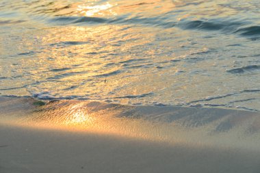Şafakta beyaz kum plaj üzerinde Altın ışık reflec