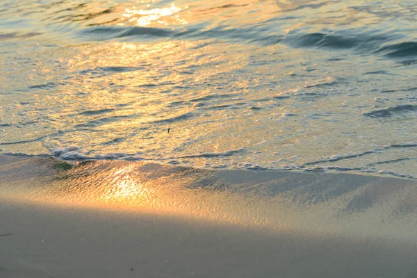Golden light reflec on white sand beach at dawn — Stock Photo, Image