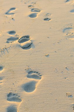 Kumsaldaki ayak izleri geride