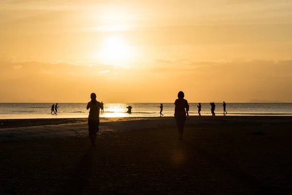 Sziluettjét emberek beach napnyugtakor, Samui, Thaiföld — Stock Fotó