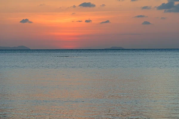 Драматический понорамный тропический пляж на фоне заката — стоковое фото