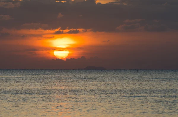 劇的な大きな夕日熱帯海の空と雲の背景 — ストック写真