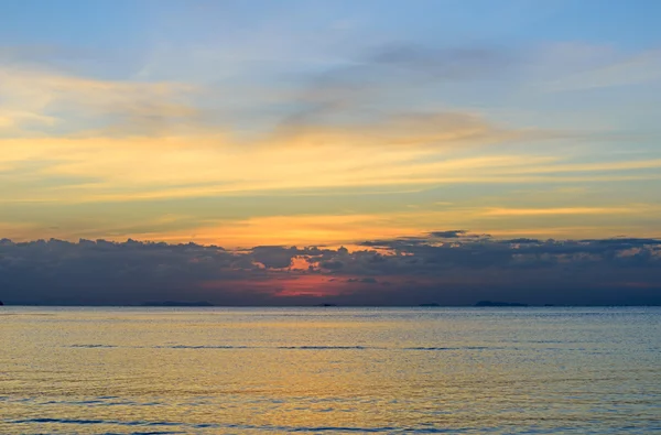 Dramático ponorámico playa tropical cielo puesta del sol fondo —  Fotos de Stock