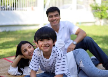 Mutlu genç çift yatak odasında uyuyor ve dinleniyor..