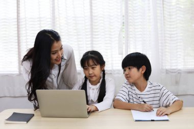 Hafta sonu evde akıllı telefondan öğrenen iki çocuğun mutluluğu, anne ve baba çocuklara öğrenmeyi öneriyor..