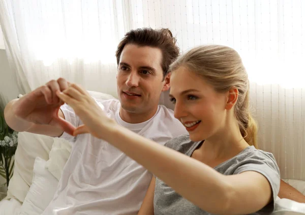 Felicidad Pareja Joven Muestra Signo Del Corazón Mano Dormitorio Casa —  Fotos de Stock