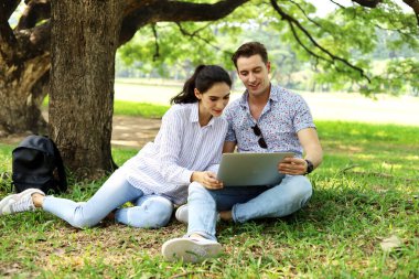Mutluluk genç çiftler için. Halk parkında dinlenme ve dinlenme..