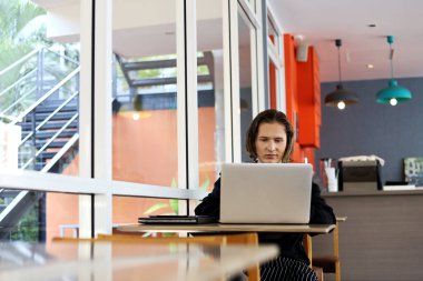 Kahve dükkanı sahibi, kafede sosyal medyada bir dükkan açtı..